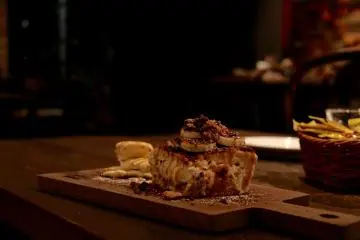 <p>One of the better and creative cheesecakes: banana cheesecake with caramel sauce</p>