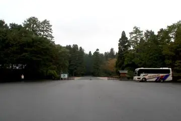 <p>Pintu masuk dan tempat parkir</p>