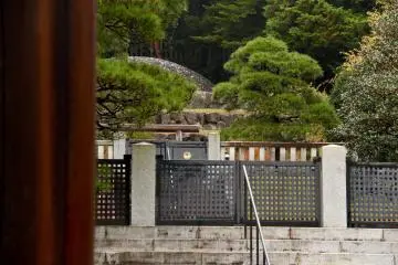 <p>Lebih dekat ke makam Ratu Teimei</p>