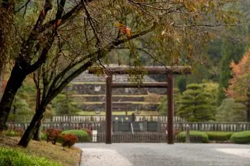 <p>Di latar belakang, mausoleum Kaisar Showa yang dikenal sebagai&nbsp;Musashino no Misasagi</p>