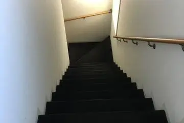 <p>Flight of stairs, no lift</p>