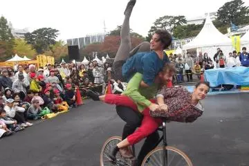 <p>French bicycling trio Cie RasOTerrA</p>