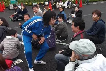 <p>Comedienne Mami Kano makes a friend in the crowd</p>