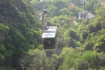 The ropeway up Mt Kinka to Gifu Castle (Photo: <a href="http://commons.wikimedia.org/wiki/File:Kinkazanropeway5863.JPG" target="_blank" rel="noreferrer noopener nofollow">Wikipedia</a>)