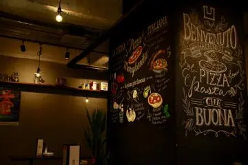 <p>Beberapa hiasan kapur di dinding</p>