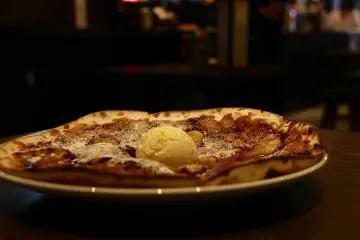 <p>The Chocolate Banana Pizza (チョコ - バナナ - ビザ) yang ternyata sangat enak</p>