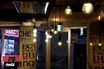 <p>Cahaya tidak akan kurang di sini</p>