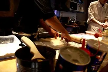 <p>Anda dapat menyaksikan pembuatan pizza secara langsung sembari mengusir rasa bosan</p>