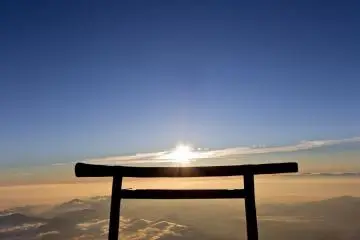 Torii in the morning sun - by Julia Wimmerlin (Photo: Julia Wimmerlin)