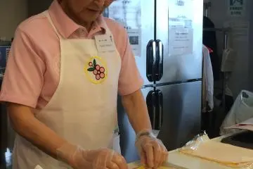 ผู้สาธิตทำซูชิในงานของสมาคม Chiba-Wisconsin ในชิบะ กำลังจัดวางวัตถุดิบที่จะใช้ในการทำซูชิ
