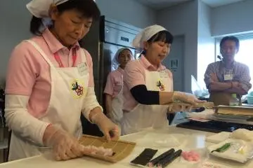 ดอกพลัม: การทำม้วนขนาดเล็กสำหรับเป็นกลีบ