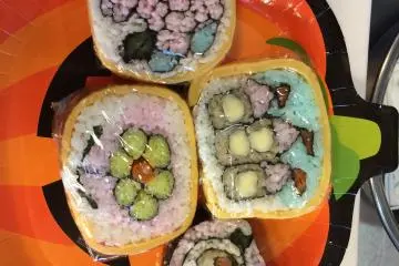 ซูชิหลายแบบที่ทำโดยสมาชิกของสมาคม Chiba-Wisconsin