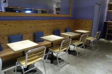 <p>Meja-meja di gerai bakery ini membolehkan Anda menikmati sajian di tempat</p>