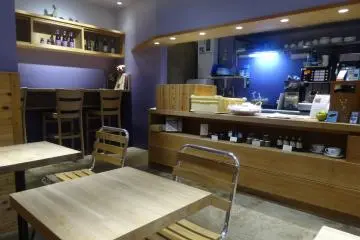<p>Ada bar panjang di bagian belakang toko untuk Anda yang makan seorang diri</p>
