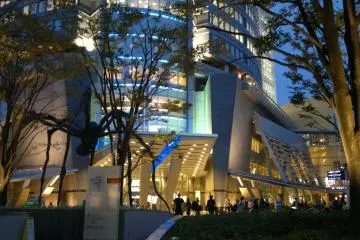 <p>Statue of Maman and Mori Tower after sun down. Spot the big differences?</p>