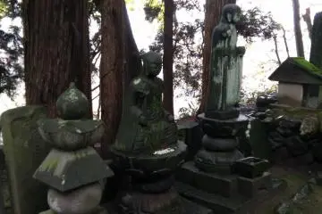 <p>Patung-patung di sisi bawah kuil</p>