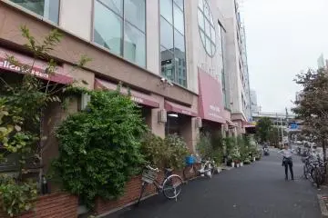 <p>Nissan World Delicatessen, Tokyo</p>