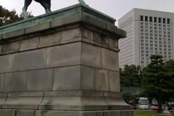 <p>A statue of Kusunoki Masashige stands at the south-eastern corner of the garden.</p>