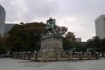 <p>A panoramic view of&nbsp;Kusunoki Masashige Statue.</p>