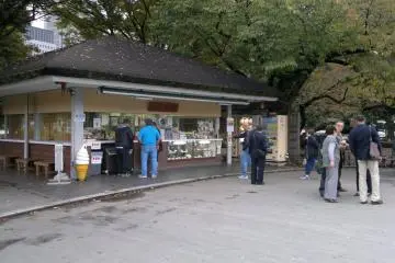 <p>A snack corner for hungry visitors who have just finished wandering around the Imperial Palace.</p>