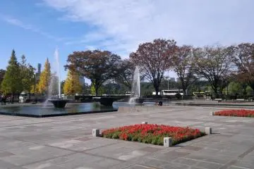 <p>Wadakura Fountain Park, a colorful addition to Kokyogaien's green scenes that you can't miss.</p>