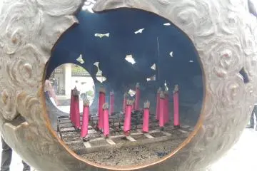<p>La douce odeur de l'encens qui br&ucirc;le devant la statue&nbsp;</p>