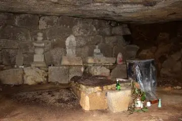 <p>The Jizo and Fudomyo statues at Iwayaji</p>