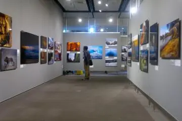 <p>Ruang besar ini diubah secara rutin, dengan beragam pameran ditampilkan.</p>