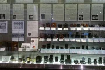<p>Kamu juga bisa belajar tentang sejarah fotografi umum dari displai di bagian belakang dari museum.</p>