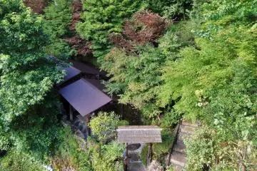 Un sentier conduit à trois bains de sources chaudes privés qui peuvent être "loués"
