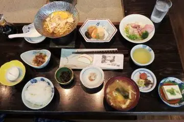 Le petit-déjeuner était vraiment délicieux, et le dîner, qui comportait deux fois plus de nourriture que nécessaire (tout étant incroyablement savoureux), était une véritable expérience ! * Quelques mets n'apparaissent pas sur la photo