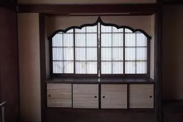 <p>Another interior window, of more European style</p>