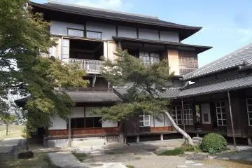 <p>Looking back at the house from the garden</p>