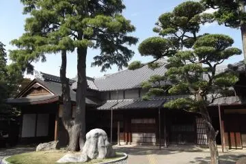 <p>The approach to the house from the street</p>