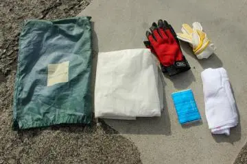 <p>Biaya sewa mencakup semua hal-hal ini: handuk, poncho&nbsp;hujan dan sarung tangan untuk cuaca dingin (untuk berjaga-jaga), sarung tangan kerja, tisu dan kunci gembok untuk skuter (tidak ada di gambar). Skuter selalu terisi penuh dan kamu tidak perlu khawatir harus mengisinya kembali</p>