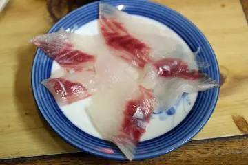<p>"Fuka" shark sashimi, the shop master gave it to me with the price of the amago</p>