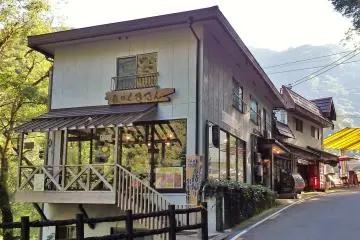 <p>There are a few restaurants within walking distance of the bridge. Most serve soba and/or udon noodles.</p>