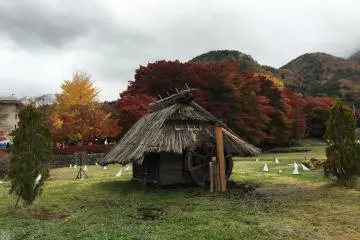 바닥에서 흘러 나오는 물이있는 오두막집이 근처에 있었다.