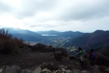 <p>Di puncak Gunung Kintoki, dengan pemandangan Danau Ashi di kejauhan</p>