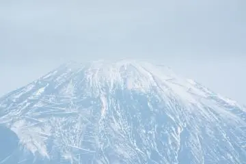 <p>Gunung Fuji tampak dekat, perhatikan jalur pendakian di kedua sisi gunung</p>
