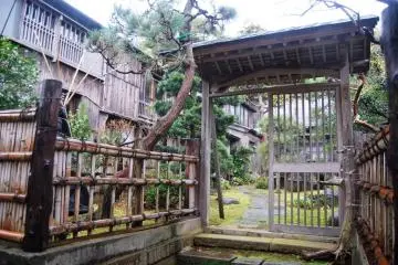 L'entrée de l'une des maisons de Shukunegi