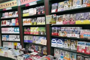 <p>헌책방 거리의 기점을 이루는 산세이도의 베스트셀러 코너.</p>