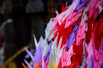 <p>พวงมาลัยนกกระเรียนกระดาษที่วัดอันดับที่ 19</p>
