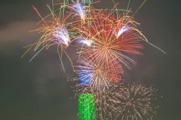 <p>Letusan kembang api dalam berbagai warna di Tokyo Skytree</p>
