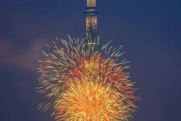 <p>Kebang api berpendar dalam aneka warna di depan Tokyo Skytree</p>
