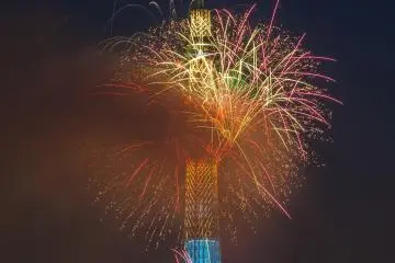 <p><span style="line-height: 20.8px;">Kebang api berpendar dalam aneka warna di depan Tokyo Skytree</span></p>
