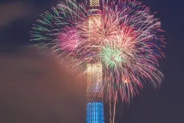 <p><span style="line-height: 20.8px;">Kebang api berpendar dalam aneka warna di depan Tokyo Skytree</span></p>
