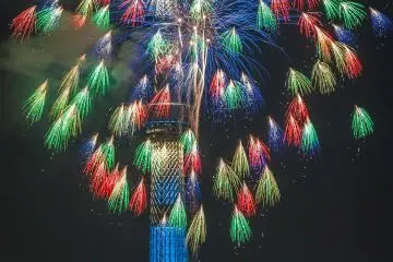 <p>Terlihat seperti daun-daun yang jatuh berguguran dari Skytree</p>
