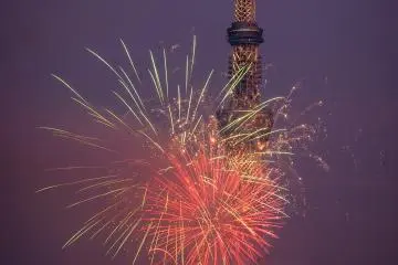 <p><span style="line-height: 20.8px;">Kebang api berpendar dalam aneka warna di depan Tokyo Skytree</span></p>
