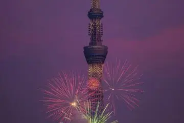 <p><span style="line-height: 20.8px;">Kebang api berpendar dalam aneka warna di depan Tokyo Skytree</span></p>
